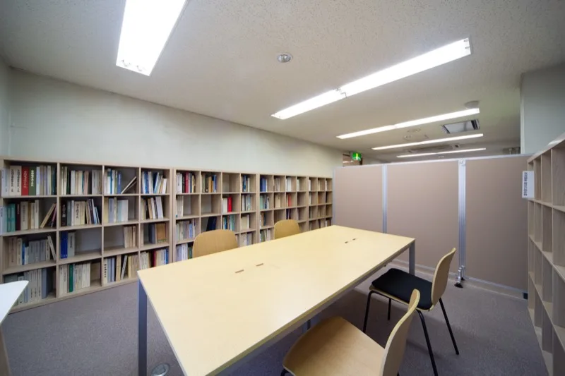 閲覧スペースの書棚と閲覧用テーブル