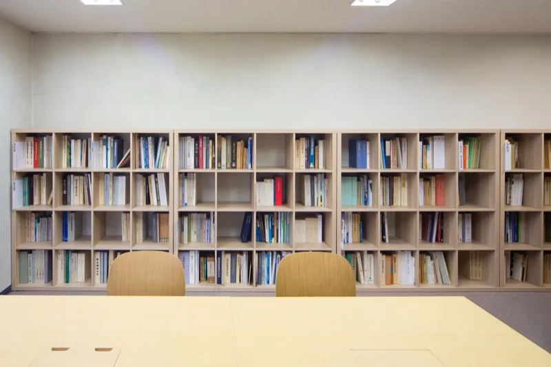 壁一面の書棚と閲覧用テーブル