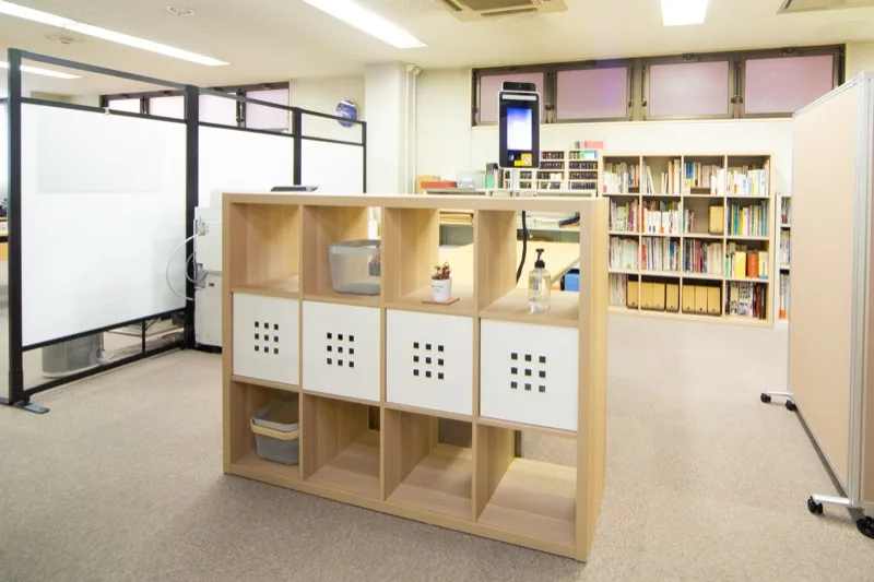 事務所内の書棚と収納棚